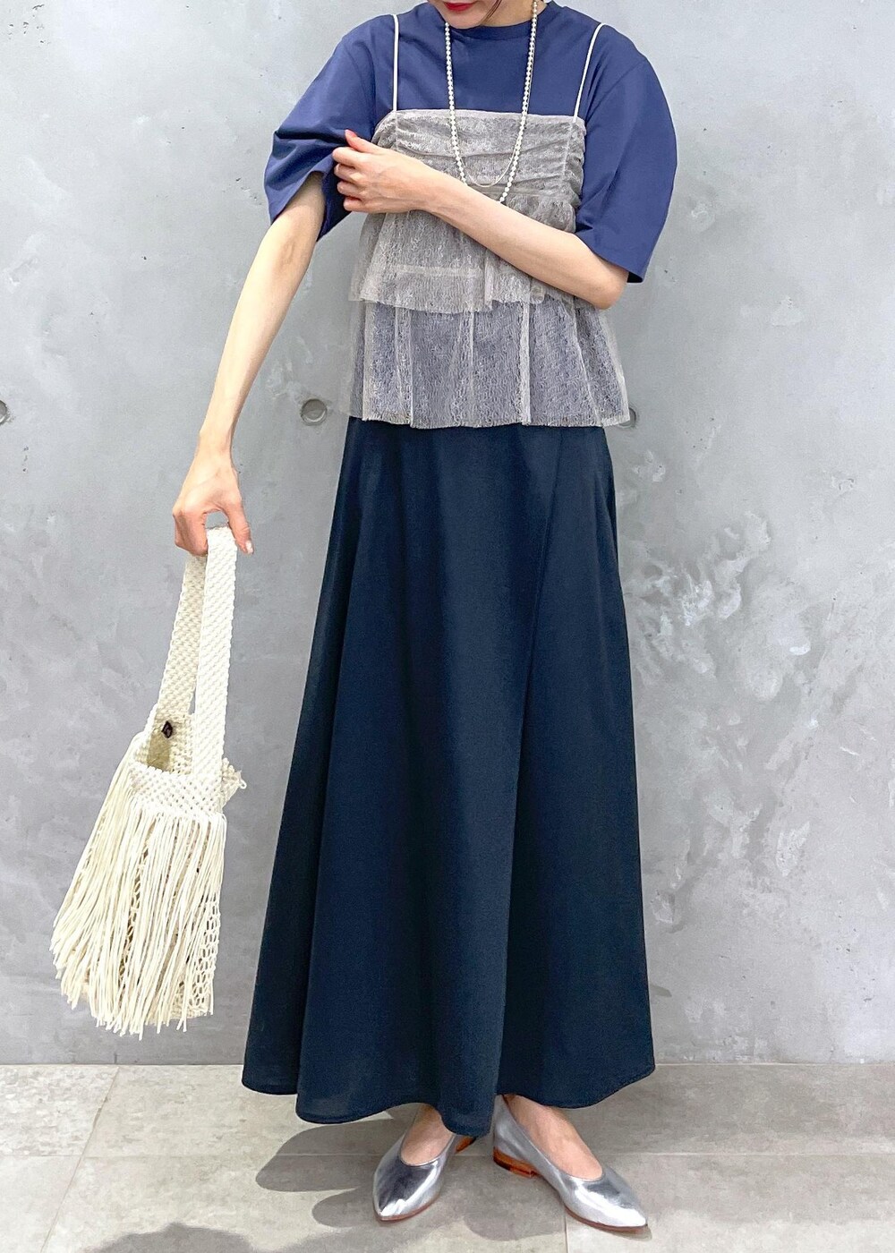 ホワイト系のハンドバッグ、ブルー系のTシャツ/カットソー、ブラウン系のキャミソールを着用したレディースの春コーディネートの6枚目の写真