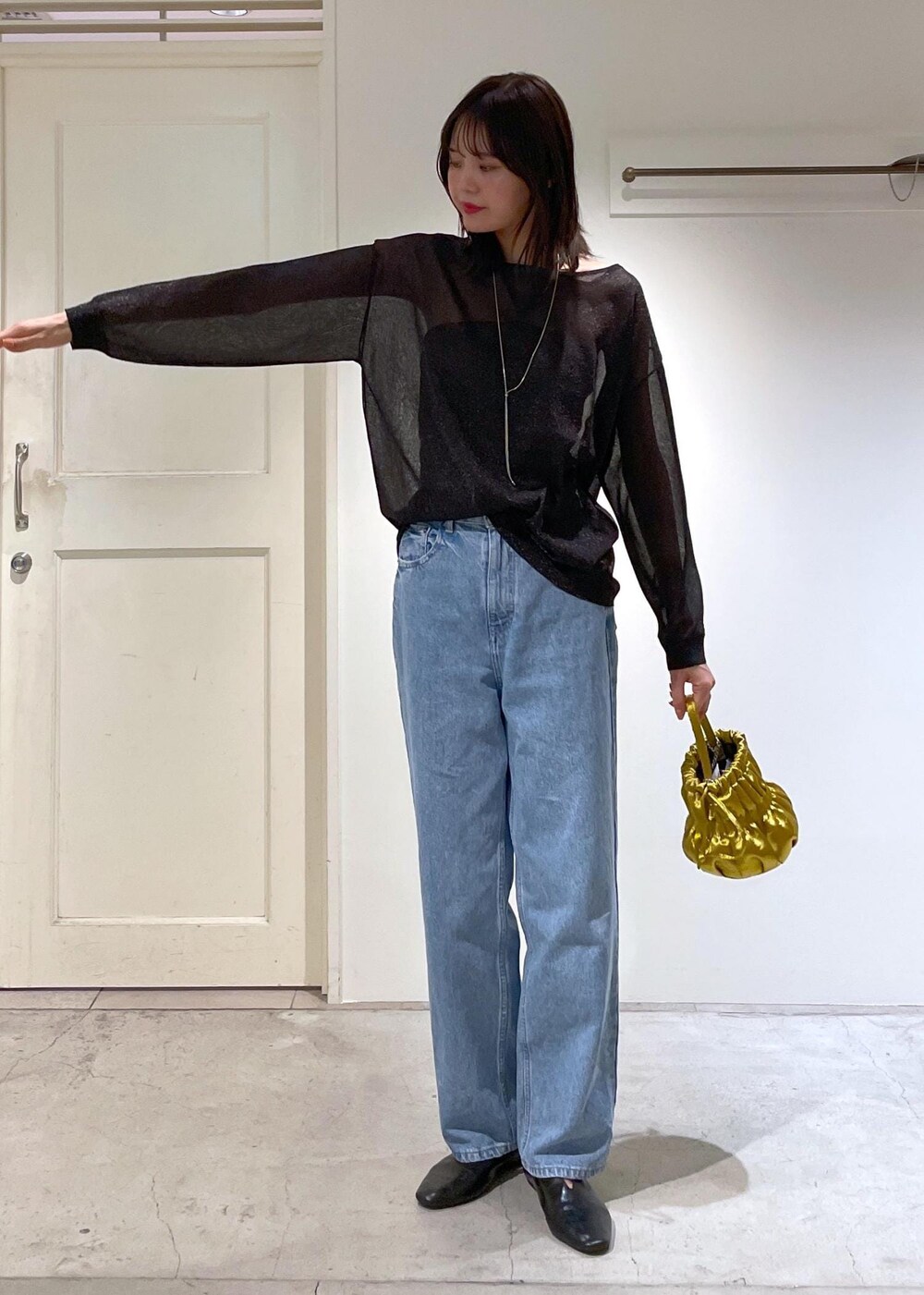 イエロー系のショルダーバッグ、ブルー系のデニムパンツ、ブラック系のTシャツ/カットソーを着用したレディースの夏コーディネートの8枚目の写真