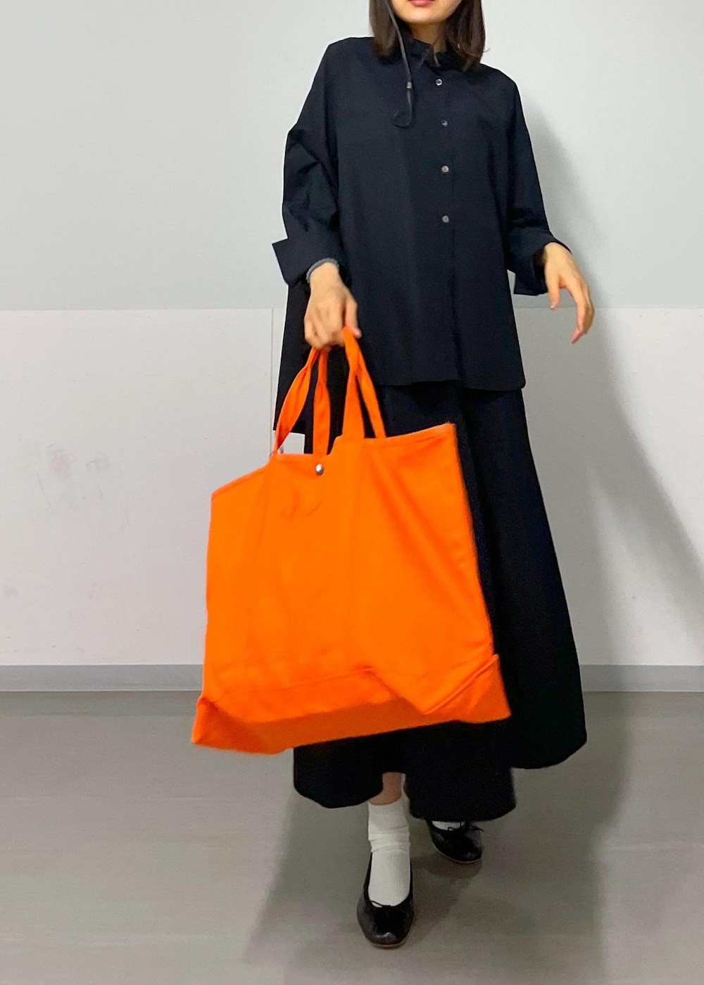 ブラック系のスカート、ブラック系のバレエシューズ、ホワイト系のカーディガン/ボレロを着用したレディースの秋コーディネートの7枚目の写真