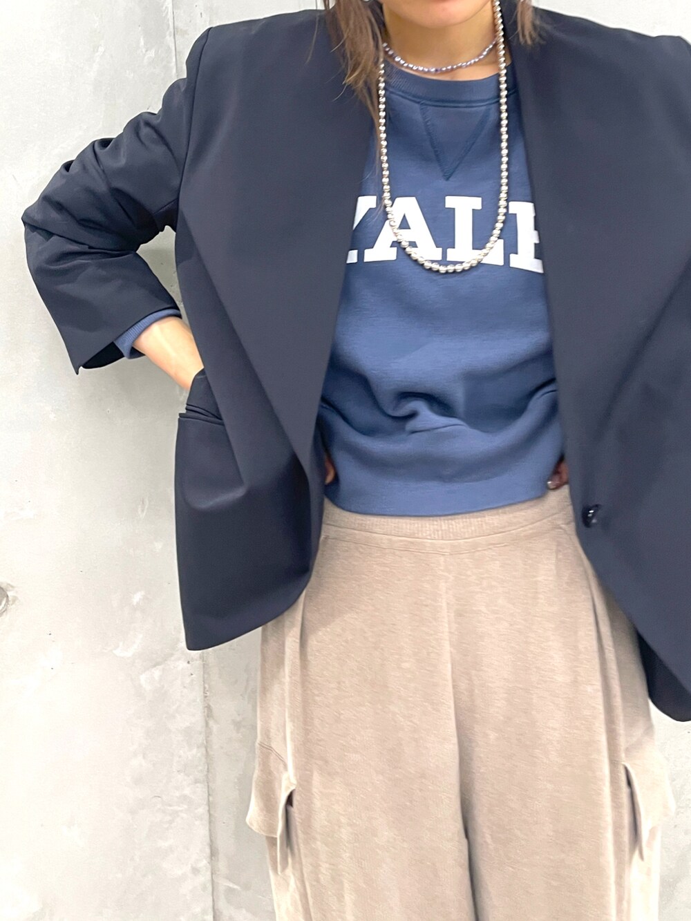 ブルー系のジャケット/アウター、ブルー系のトップス、ベージュ系のカーゴパンツを着用したレディースの秋コーディネートの3枚目の写真