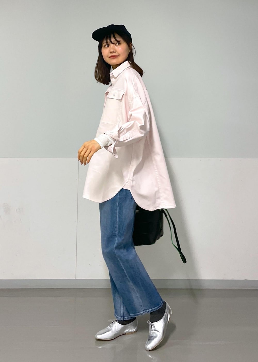 ブラック系のトートバッグ、シルバー系のその他シューズ、ホワイト系のTシャツ/カットソーを着用したレディースの冬コーディネートの6枚目の写真