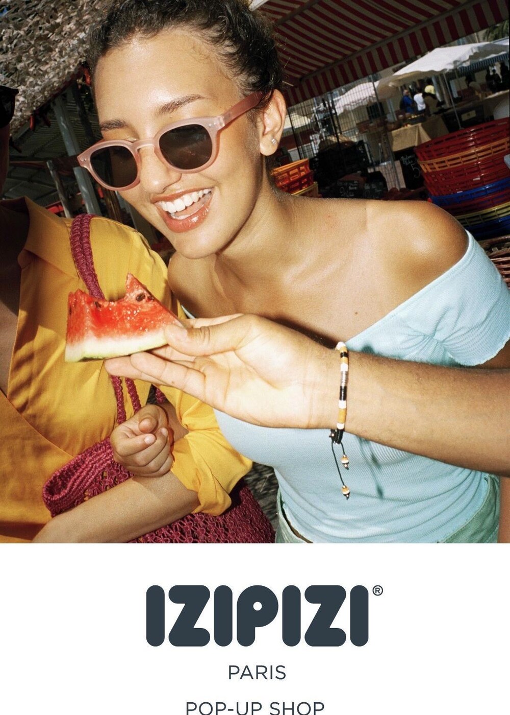 ブラック系のサンダル、ブラック系のハンドバッグ、ホワイト系のTシャツ/カットソーを着用したレディースの夏コーディネートの7枚目の写真