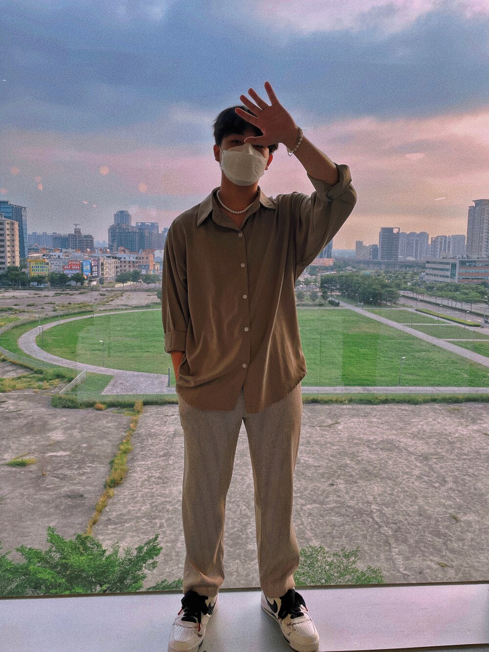 ホワイト系のスニーカーを着用したメンズの春コーディネートの2枚目の写真