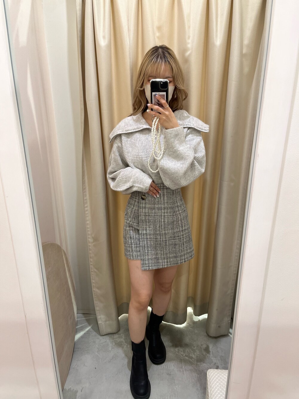 ホワイト系のニット/セーターを着用したレディースの秋コーディネートの2枚目の写真