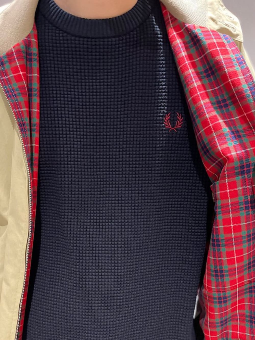 ブルー系のスウェット、ベージュ系のブルゾン、ベージュ系のその他パンツを着用したメンズの秋コーディネートの2枚目の写真