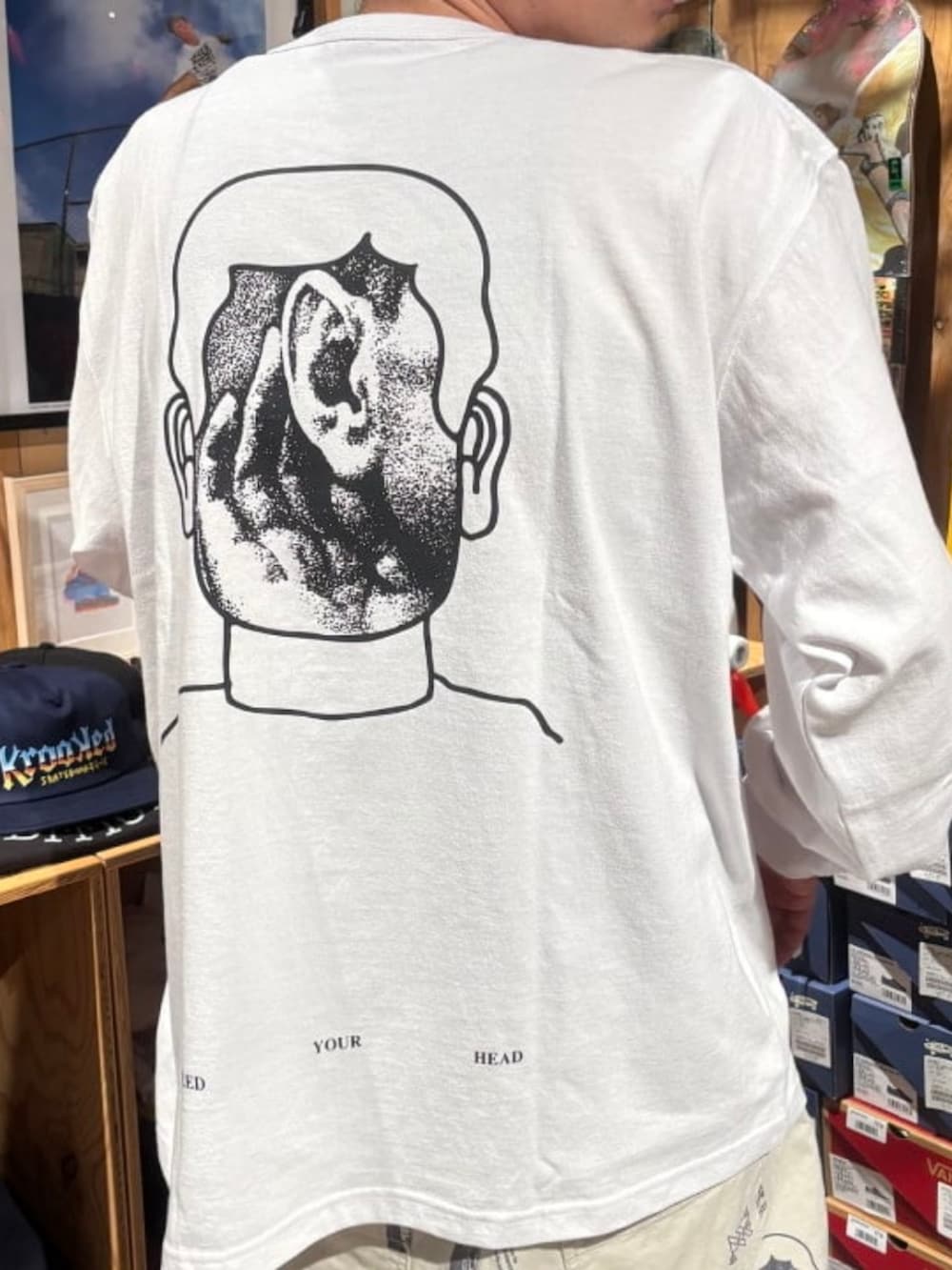 ベージュ系のチノパンツ、ホワイト系のTシャツ/カットソーを着用したメンズの冬コーディネートの2枚目の写真