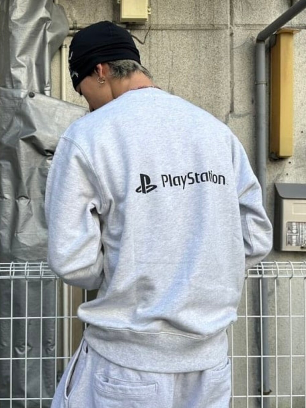 グレー系のスウェット、グレー系のスウェットパンツ、その他のサンダルを着用したメンズの秋コーディネートの2枚目の写真
