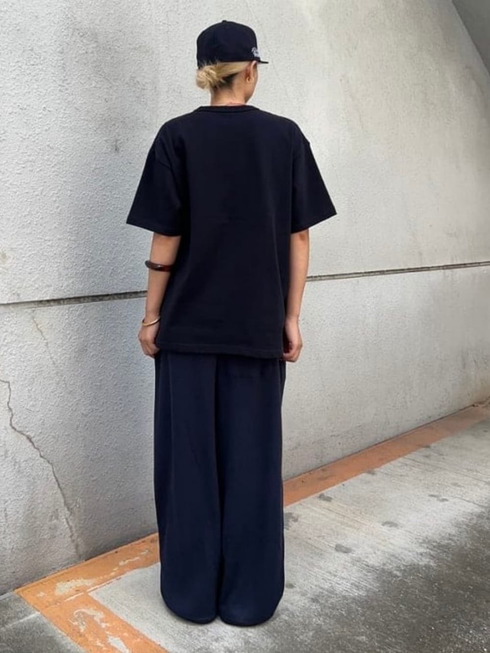 ブルー系のTシャツ/カットソー、ブルー系のスウェットパンツ、ブルー系のキャップを着用したメンズの秋コーディネートの3枚目の写真