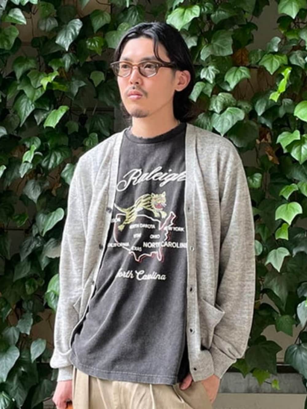 ブラック系のTシャツ/カットソー、ベージュ系のその他パンツ、グレー系のカーディガン/ボレロを着用したメンズの夏コーディネートの4枚目の写真