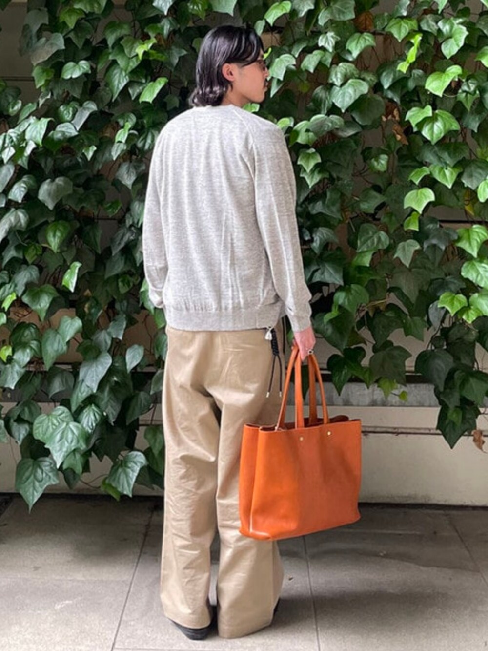 ブラック系のTシャツ/カットソー、ベージュ系のその他パンツ、グレー系のカーディガン/ボレロを着用したメンズの夏コーディネートの3枚目の写真