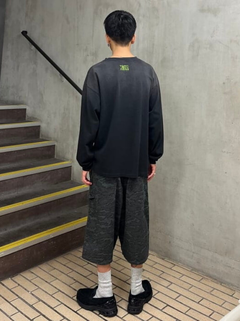 ブラック系のTシャツ/カットソー、その他のその他パンツを着用したメンズの春コーディネートの2枚目の写真