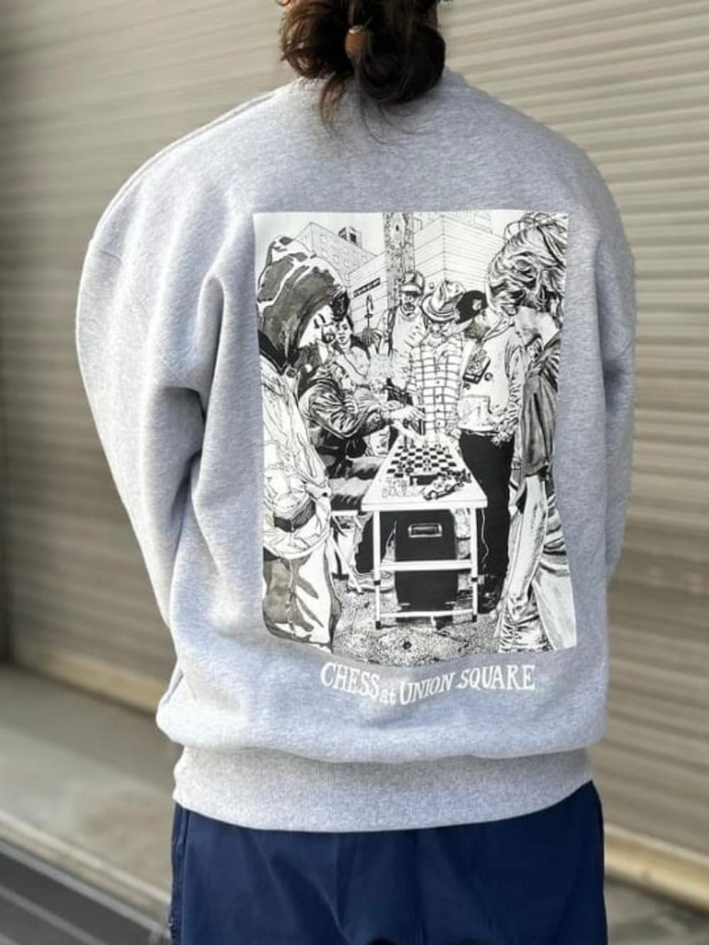 グレー系のスウェット、その他のニットキャップ/ビーニーを着用したメンズの秋コーディネートの2枚目の写真