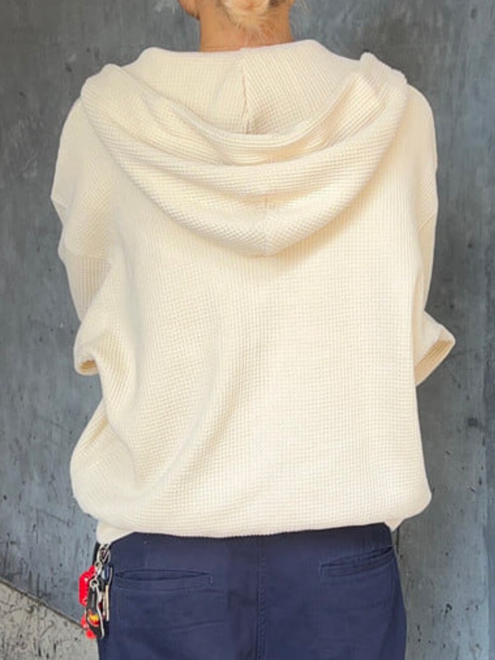 ベージュ系のパーカーを着用したメンズの秋コーディネートの3枚目の写真