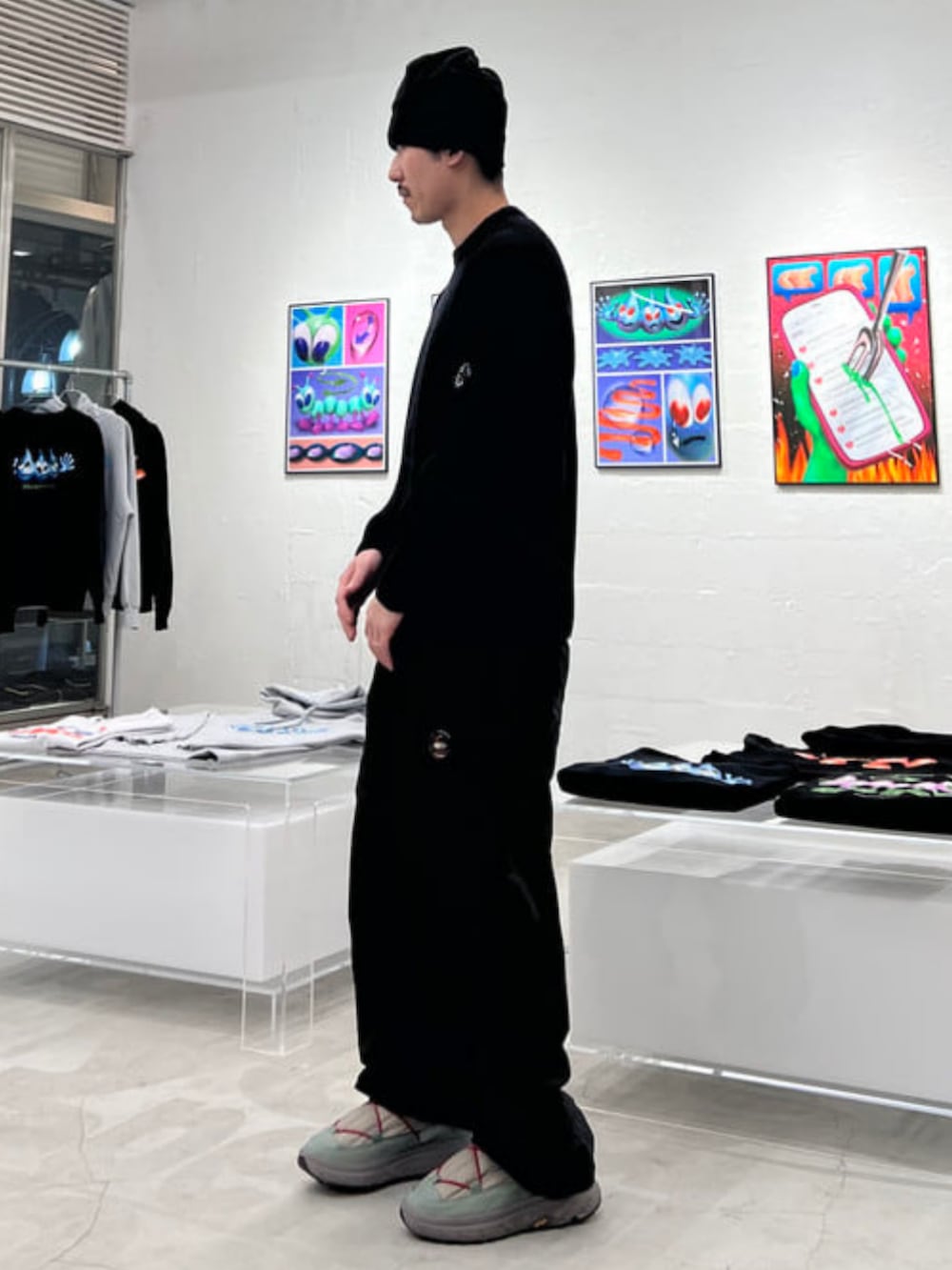 ブラック系のその他パンツ、グレー系のその他シューズ、ブラック系のニットキャップ/ビーニーを着用したメンズの冬コーディネートの2枚目の写真