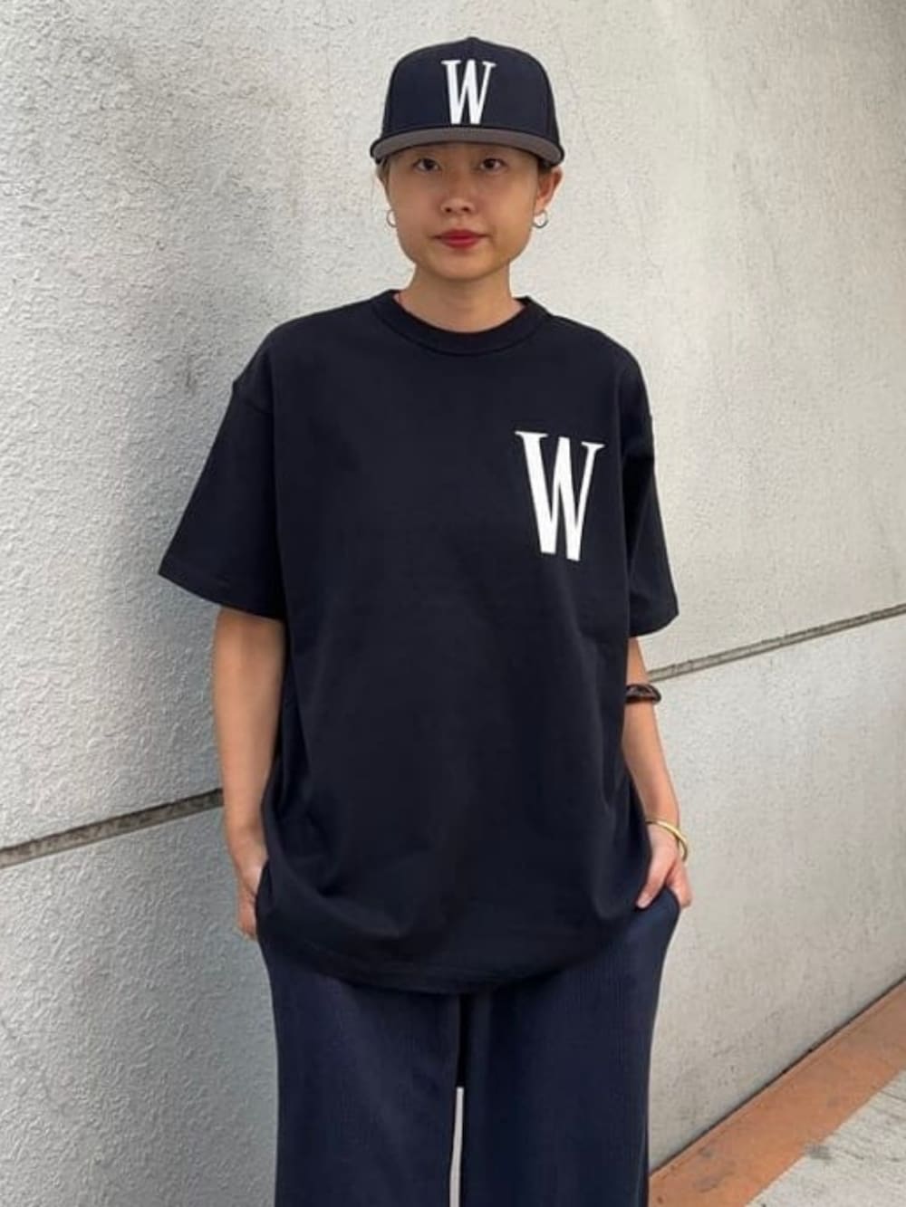 ブルー系のTシャツ/カットソー、ブルー系のスウェットパンツ、ブルー系のキャップを着用したメンズの秋コーディネートの4枚目の写真