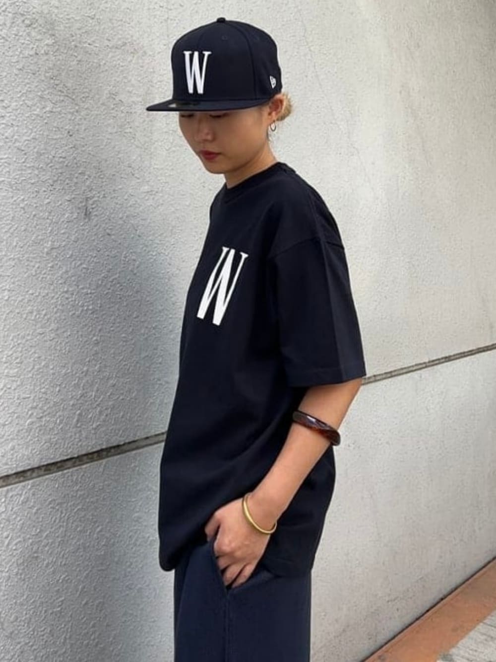 ブルー系のTシャツ/カットソー、ブルー系のスウェットパンツ、ブルー系のキャップを着用したメンズの秋コーディネートの5枚目の写真