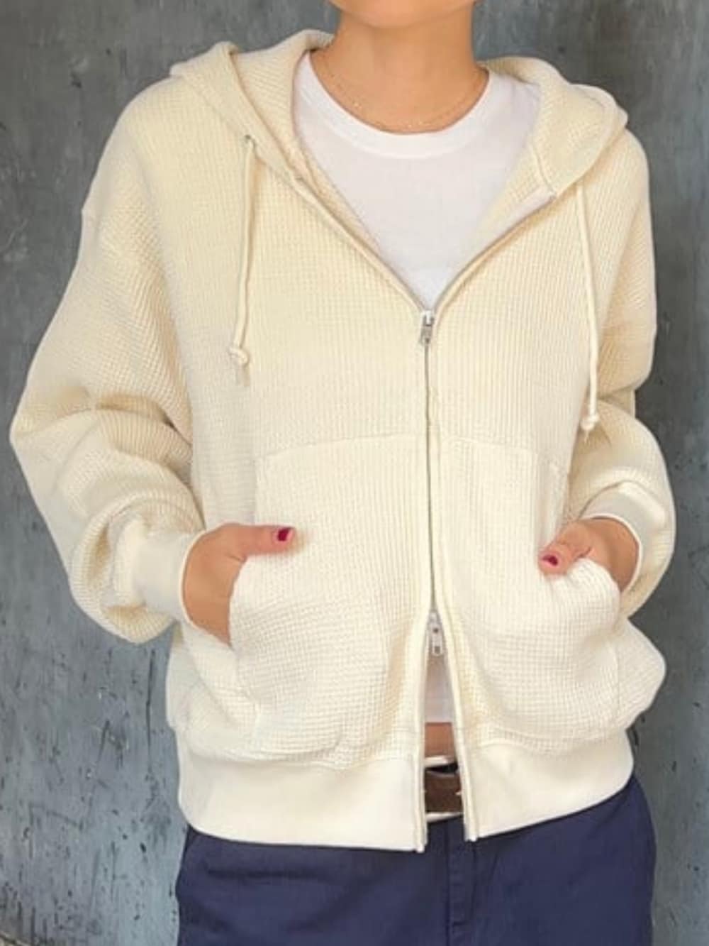 ベージュ系のパーカーを着用したメンズの秋コーディネートの2枚目の写真