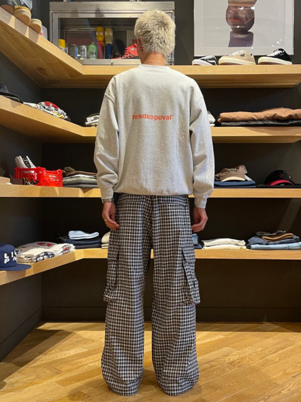 グレー系のスウェット、グレー系のその他パンツ、ブルー系のボディバッグ/ウエストポーチを着用したメンズの秋コーディネートの2枚目の写真