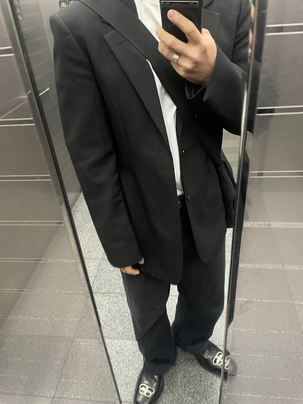 「Maison Margielaのアイテム（テーラードジャケット、ブラック系）」を使った、mofumofu0さん（メンズ・166cm）の春コーディネートの3枚目の写真