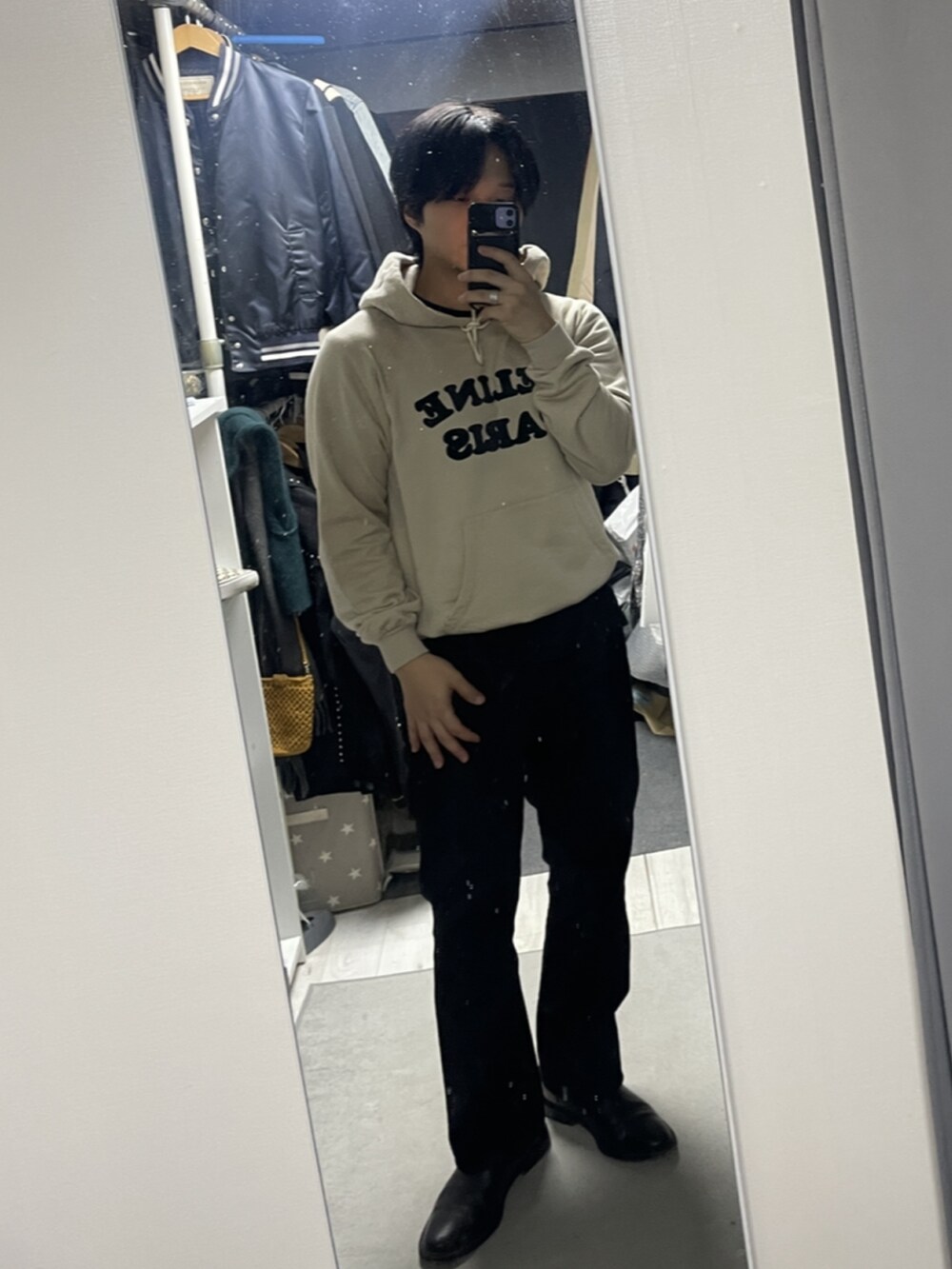 ブルー系のMA-1、ベージュ系のパーカー、ブラック系のデニムパンツを着用したメンズの春コーディネートの3枚目の写真