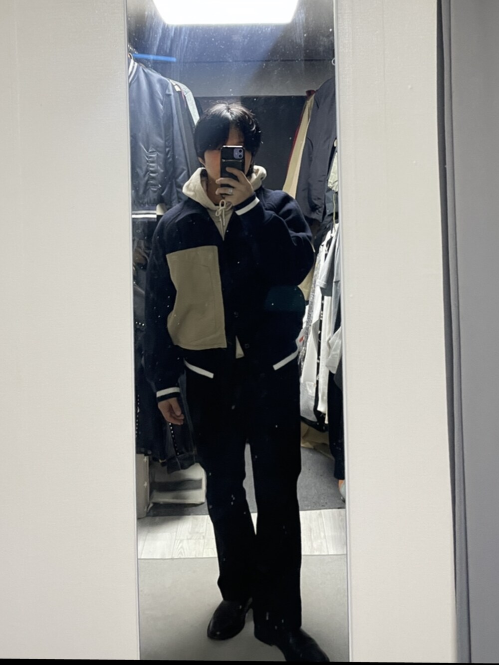 ブルー系のMA-1、ベージュ系のパーカー、ブラック系のデニムパンツを着用したメンズの春コーディネートの2枚目の写真