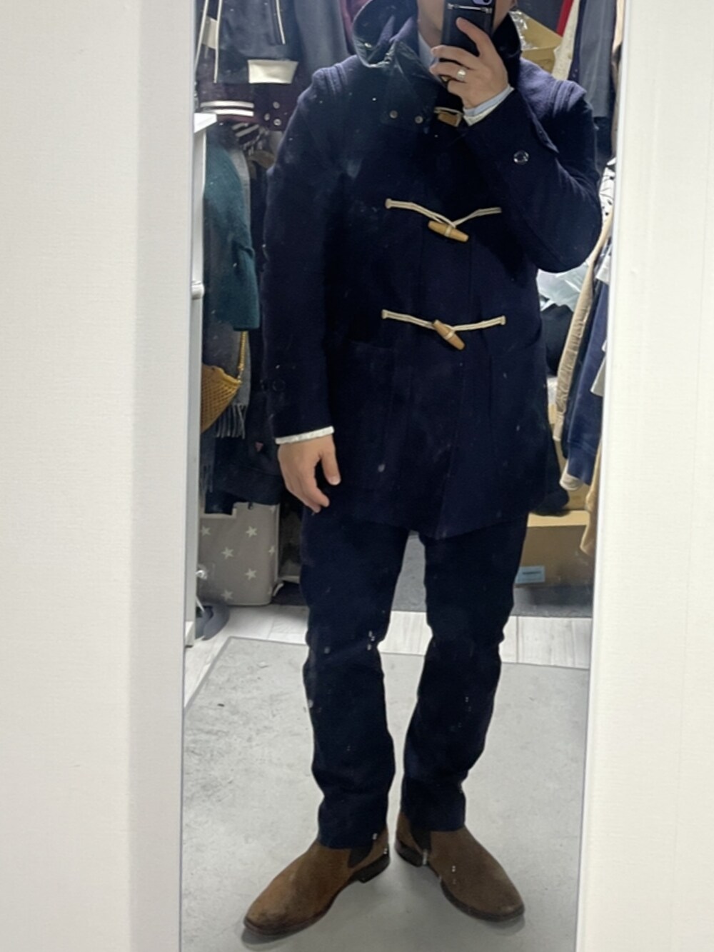 ベージュ系のニット/セーター、ブルー系のチノパンツ、ブラウン系のブーツを着用したメンズの冬コーディネートの2枚目の写真