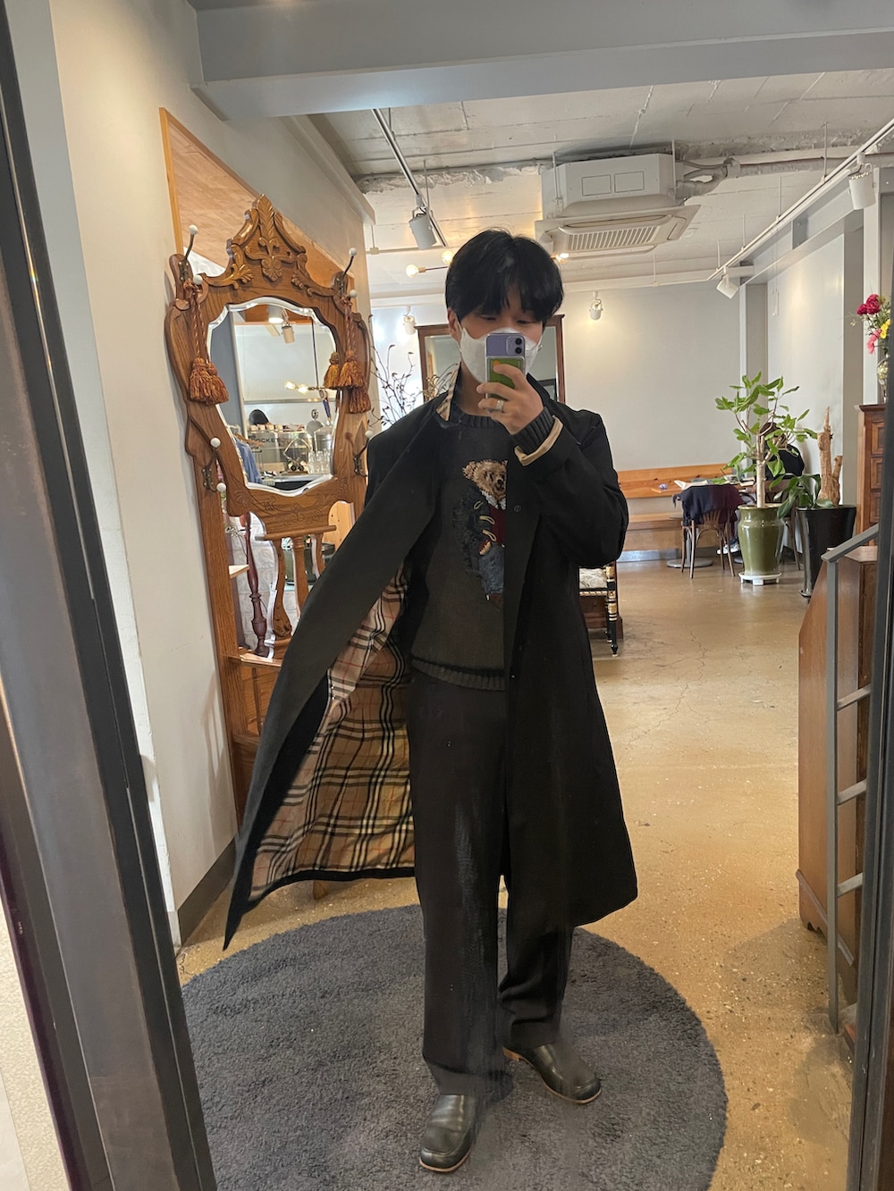 「LOEWE、polobear、Polo Ralph Lauren、AURALEE、causal、trench coat、casual、burberry」｜「AURALEEのアイテム（スラックス、ブルー系）」を使った、mofumofu0さん（メンズ・166cm）の秋コーディネートの2枚目の写真