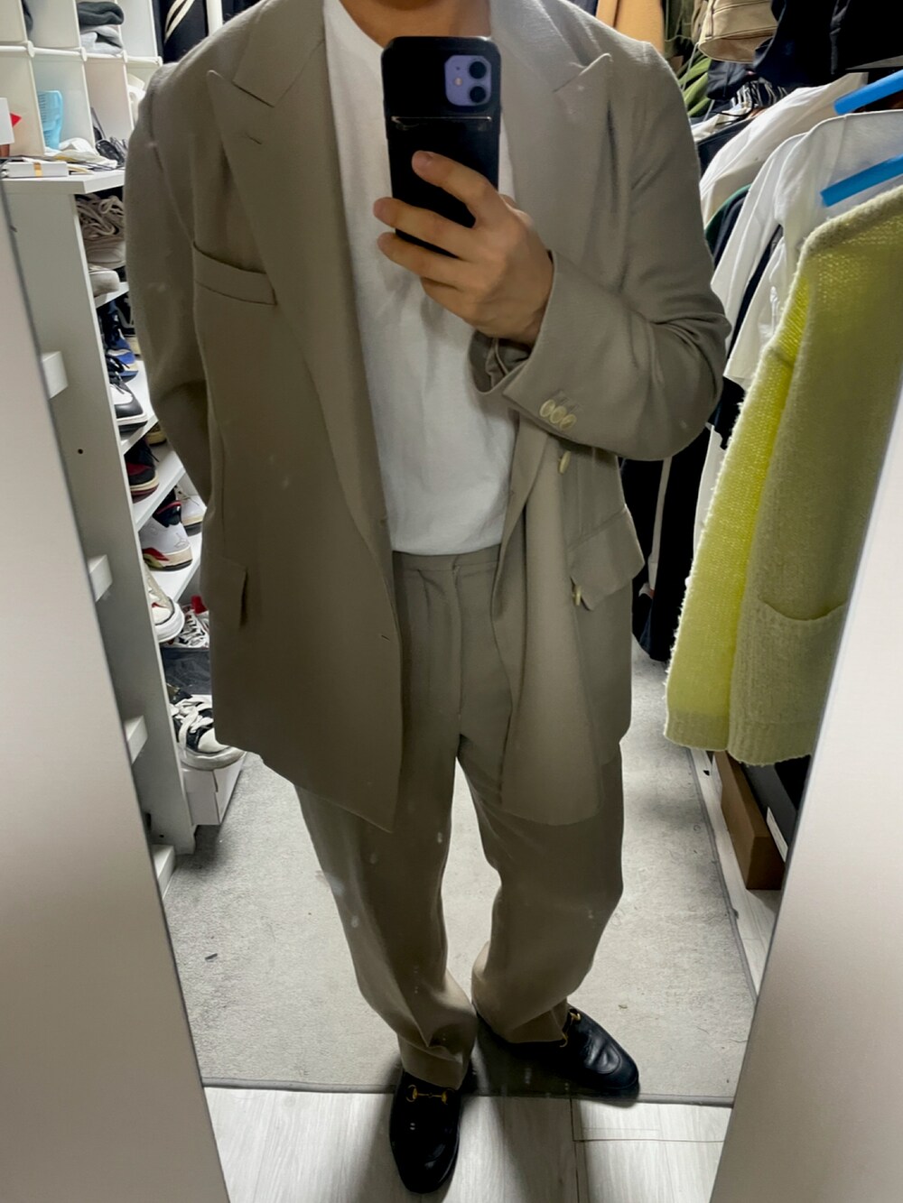 「AURALEEのアイテム（セットアップ、ベージュ系）」を使った、mofumofu0さん（メンズ・166cm）の冬コーディネートの4枚目の写真