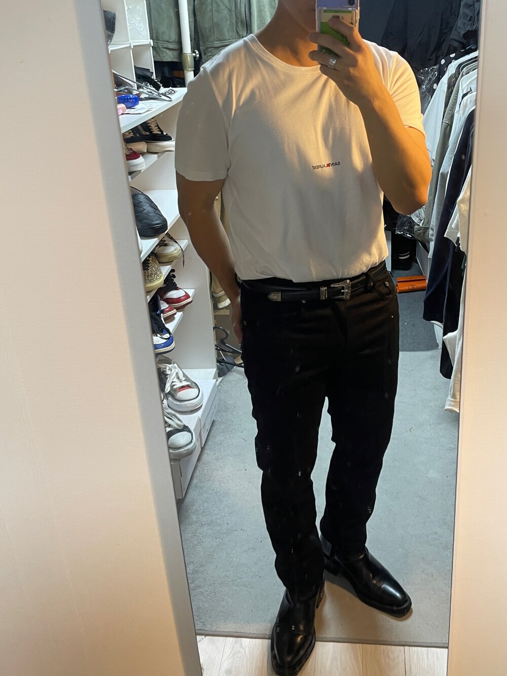 「Saint Laurent、boots、black、STYLE」｜「SAINT LAURENT PARISのアイテム（MA-1、ブラック系）」を使った、mofumofu0さん（メンズ・166cm）の秋コーディネートの3枚目の写真
