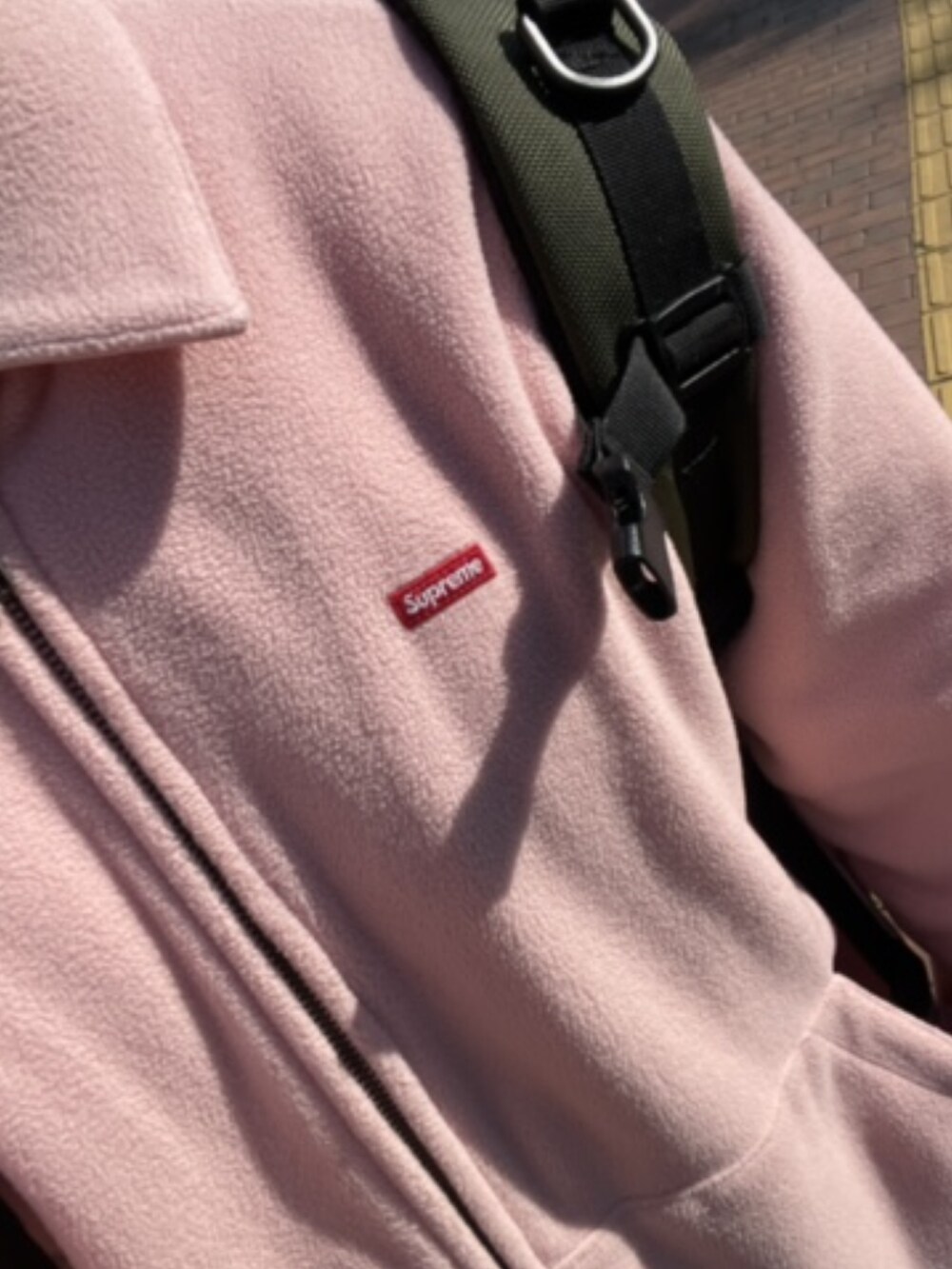 「supreme、street、streetstyle、DrMartens、UNDER COVER」｜「Supreme のアイテム（カーディガン/ボレロ、ピンク系）」を使った、mofumofu0さん（メンズ・166cm）の秋コーディネートの2枚目の写真