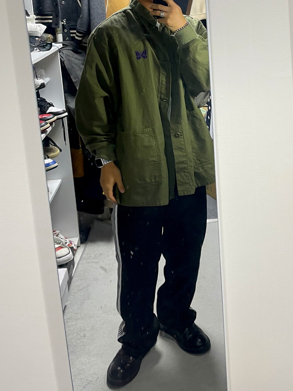「INSILENCEのアイテム（チェスターコート、ブラック系）」を使った、mofumofu0さん（メンズ・166cm）の冬コーディネートの2枚目の写真