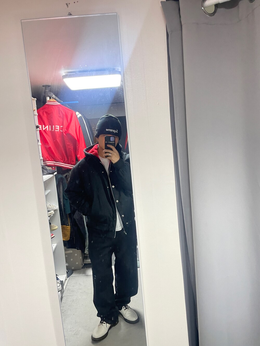 「Supreme のアイテム（ニットキャップ/ビーニー、ブラック系）」を使った、mofumofu0さん（メンズ・166cm）の春コーディネートの3枚目の写真