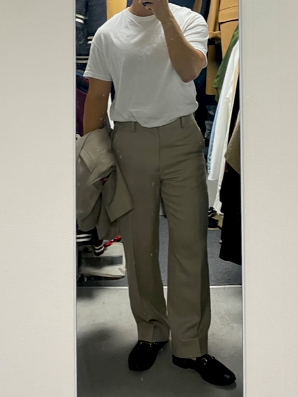 「AURALEEのアイテム（セットアップ、ベージュ系）」を使った、mofumofu0さん（メンズ・166cm）の冬コーディネートの3枚目の写真