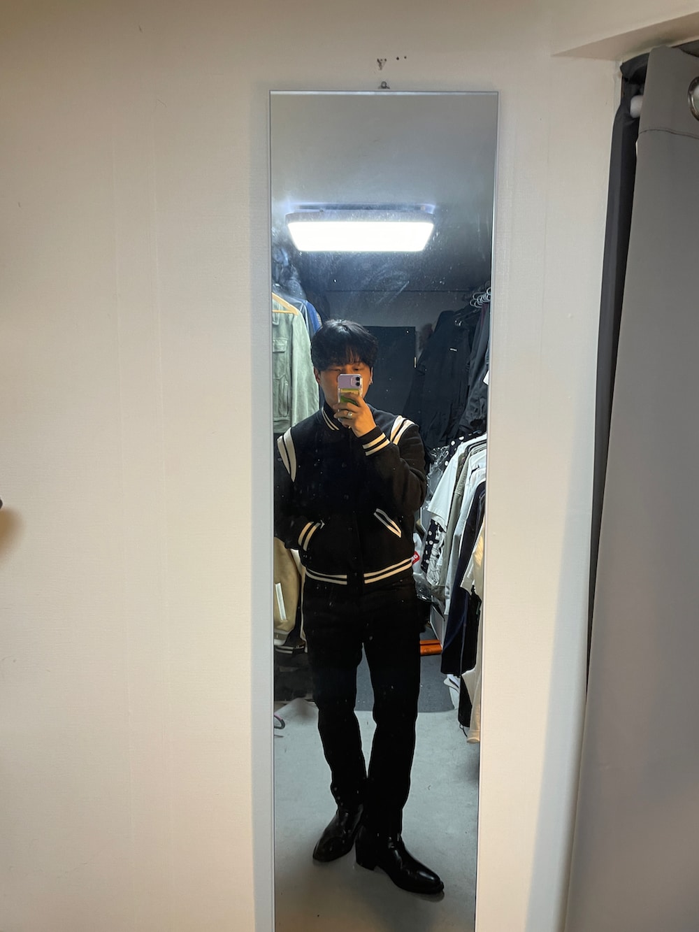 「Saint Laurent、boots、black、STYLE」｜「SAINT LAURENT PARISのアイテム（MA-1、ブラック系）」を使った、mofumofu0さん（メンズ・166cm）の秋コーディネートの4枚目の写真