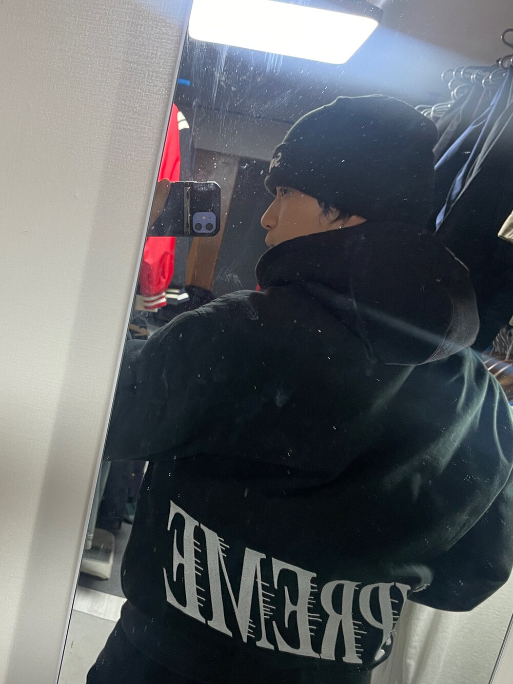 「Supreme のアイテム（ニットキャップ/ビーニー、ブラック系）」を使った、mofumofu0さん（メンズ・166cm）の春コーディネートの2枚目の写真
