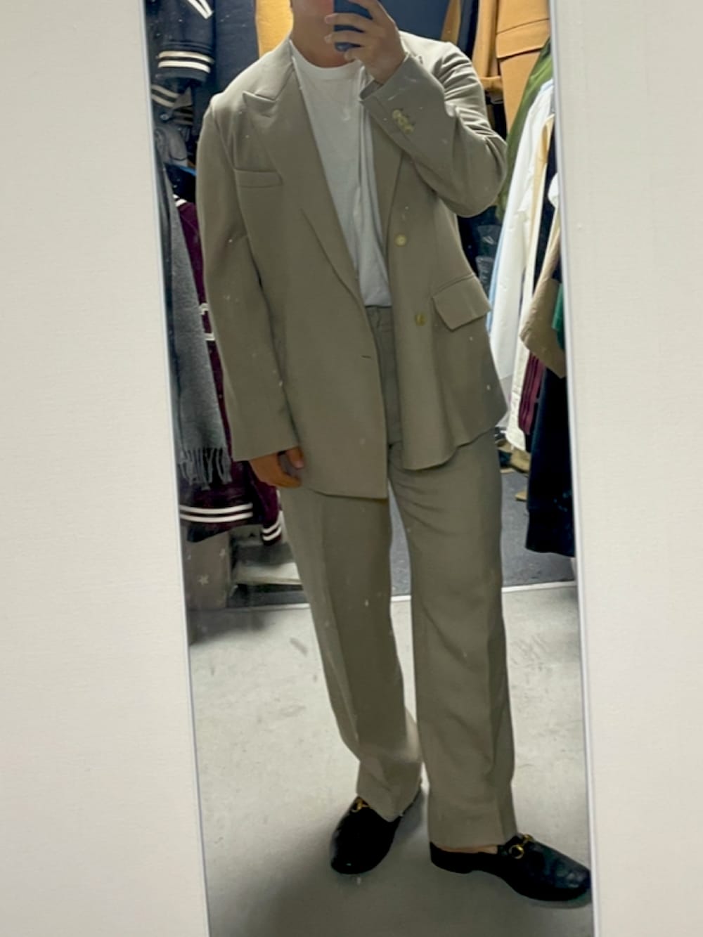 「AURALEEのアイテム（セットアップ、ベージュ系）」を使った、mofumofu0さん（メンズ・166cm）の冬コーディネートの2枚目の写真