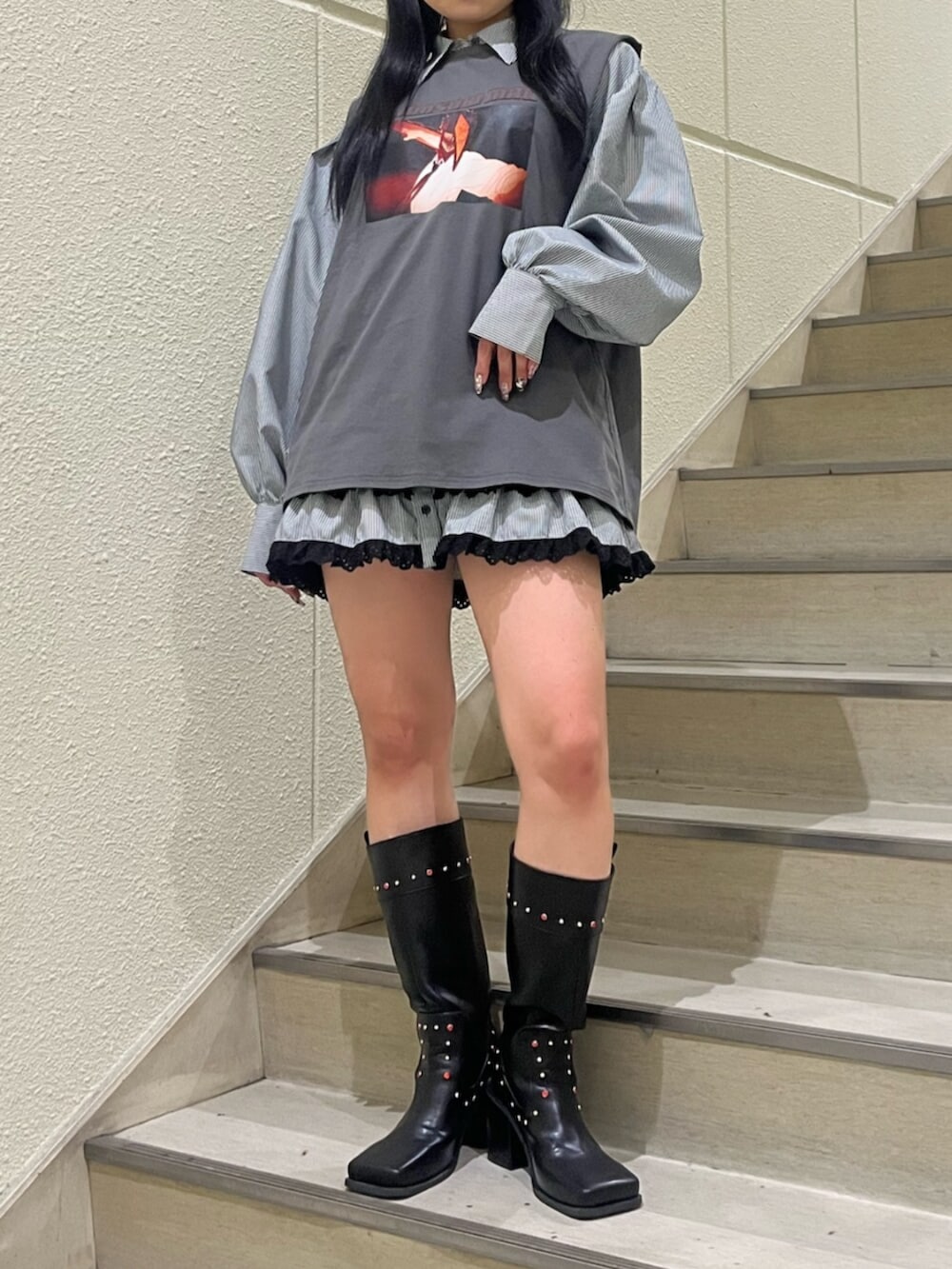 ブラック系のシャツ/ブラウス、ブラック系のTシャツ/カットソー、ブラック系のブーツを着用したレディースの春コーディネートの7枚目の写真