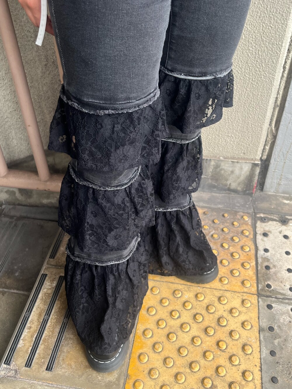 「ストライプシャツ、モノトーン、シャツ、フレアパンツ、フレアデニム、デニム、デニムパンツ、チューブトップ」｜「jouetieのレースフリルフレアデニムパンツ 夏服（デニムパンツ、ブラック系）」を使った、MAMIさん（骨格ナチュラル・レディース・158cm）の夏コーディネートの7枚目の写真