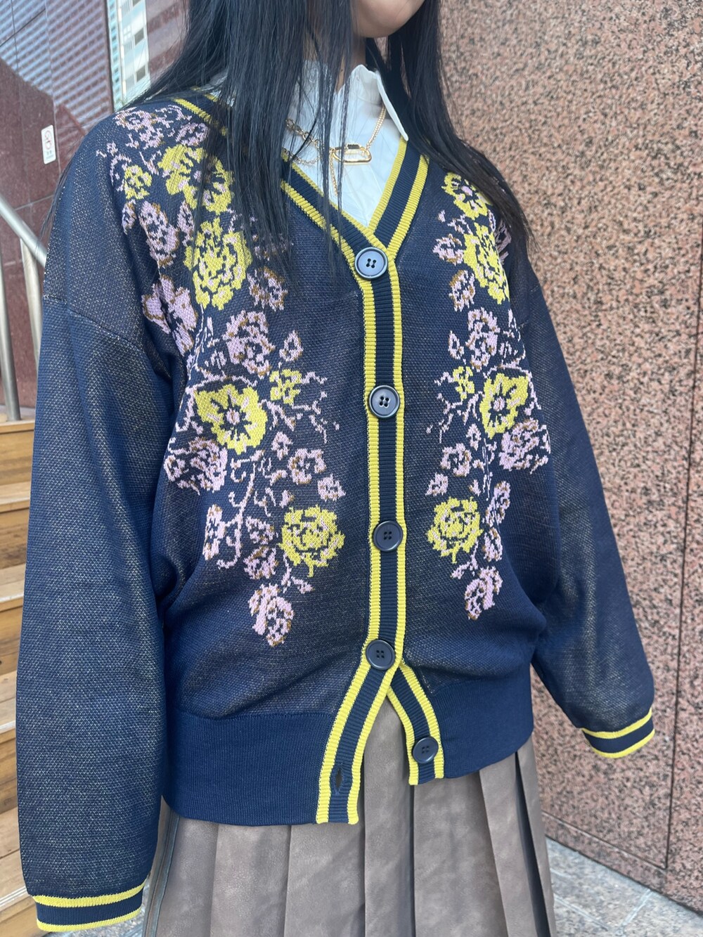 ホワイト系のその他パンツ、ブルー系のニット/セーター、ブラウン系のスカートを着用したレディースの冬コーディネートの5枚目の写真