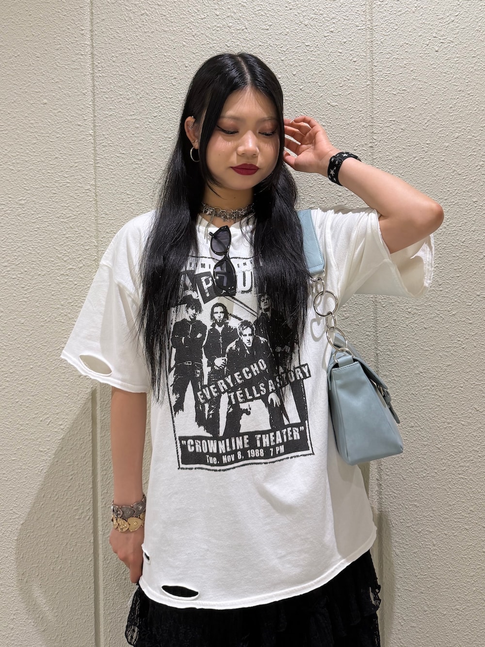 ブルー系のハンドバッグ、ホワイト系のTシャツ/カットソー、ホワイト系のスカートを着用したレディースの春コーディネートの4枚目の写真