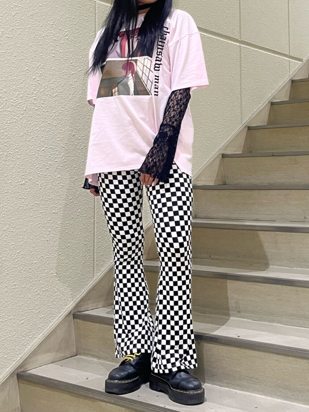 その他のその他パンツ、ピンク系のTシャツ/カットソー、ブラック系のTシャツ/カットソーを着用したレディースの春コーディネートの6枚目の写真