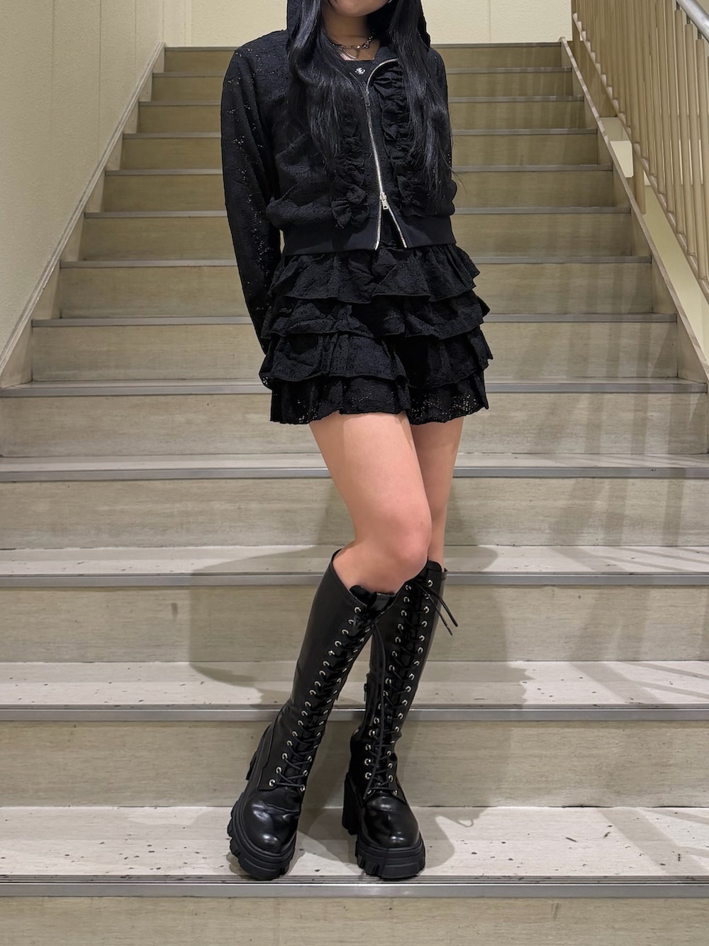 ブラック系のスカート、ブラック系のパーカー、ブラック系のキャミソールを着用したレディースの春コーディネートの5枚目の写真