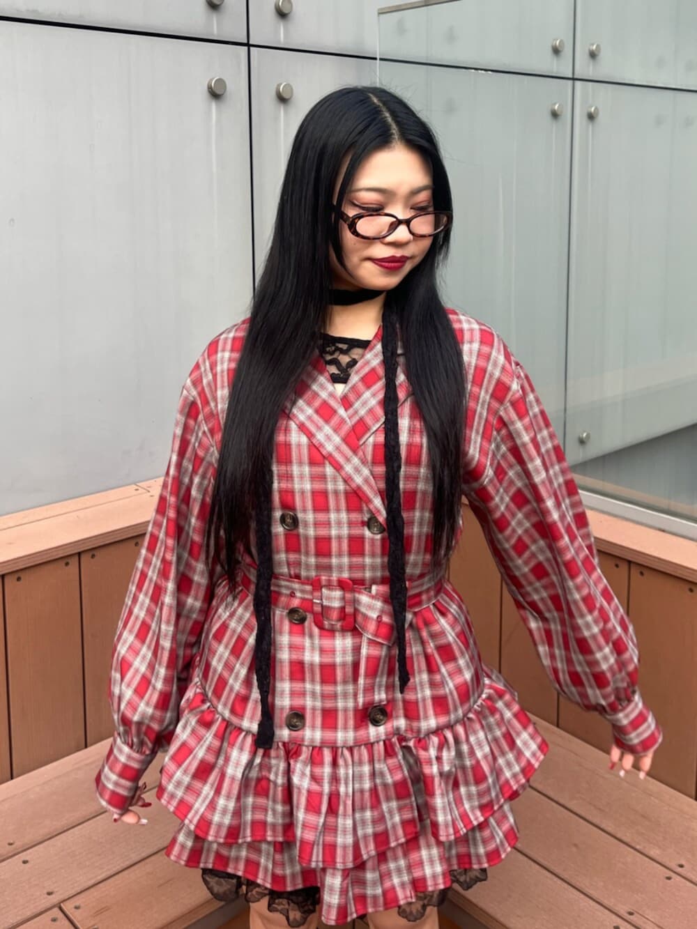 ブラック系のその他パンツ、レッド系のワンピース、ブラック系のTシャツ/カットソーを着用したレディースの冬コーディネートの4枚目の写真