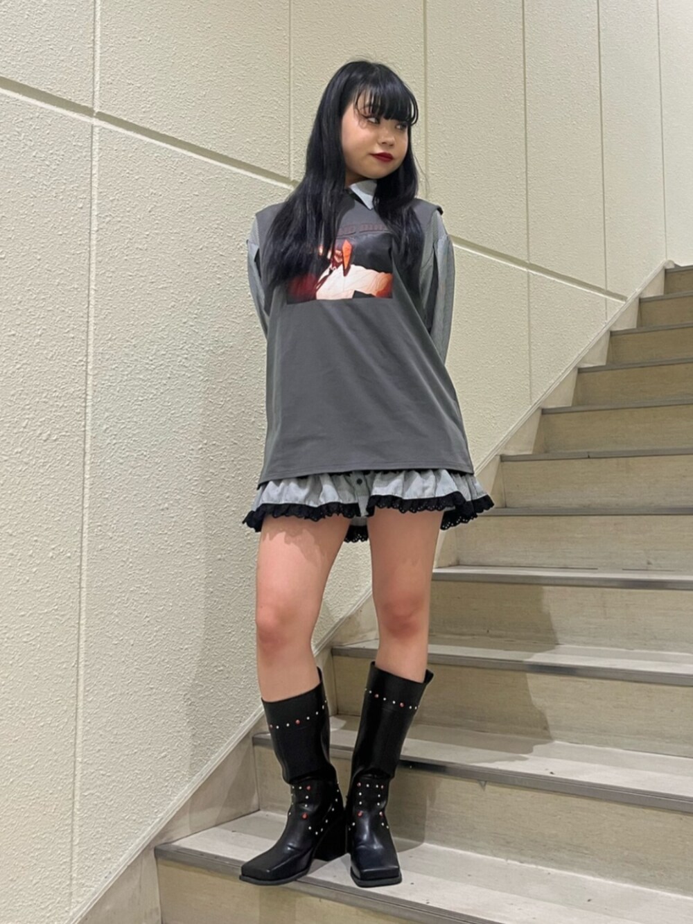 ブラック系のシャツ/ブラウス、ブラック系のTシャツ/カットソー、ブラック系のブーツを着用したレディースの春コーディネートの2枚目の写真