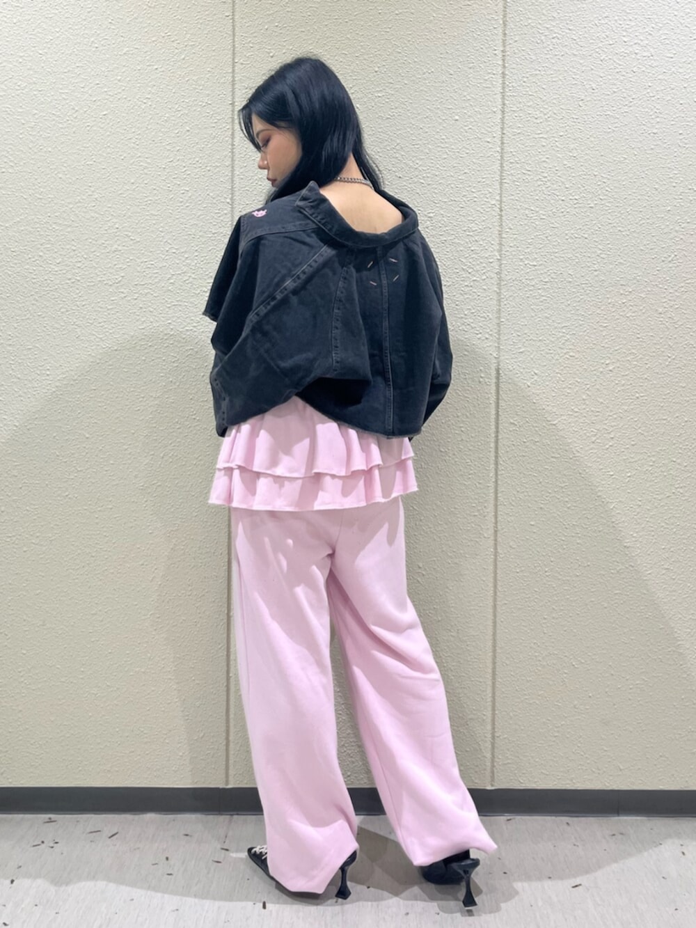 ピンク系のスウェットパンツ、ピンク系のTシャツ/カットソー、ブラック系のデニムジャケットを着用したレディースの秋コーディネートの3枚目の写真