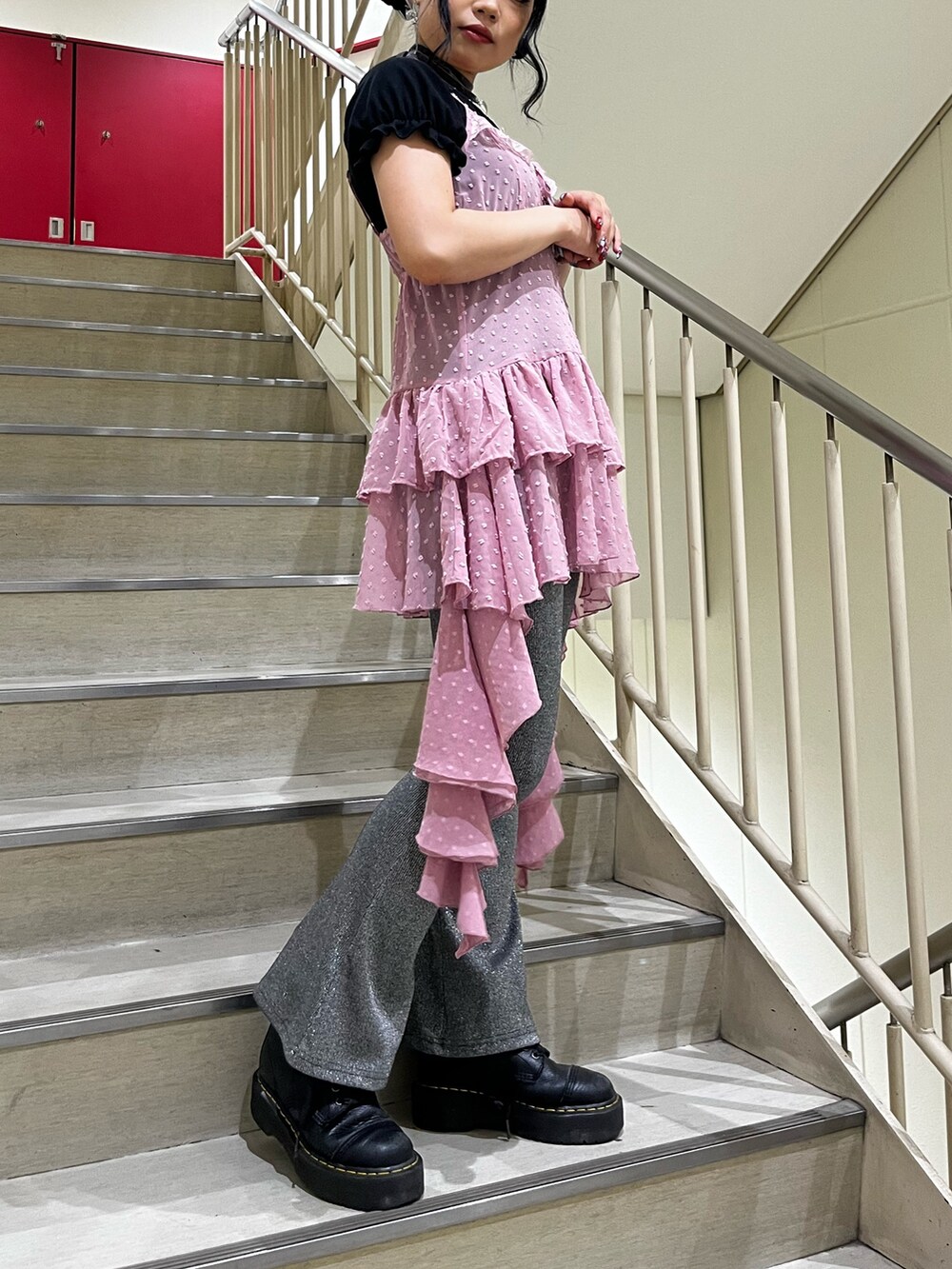 ピンク系のワンピース、シルバー系のその他パンツ、ブラック系のTシャツ/カットソーを着用したレディースの夏コーディネートの8枚目の写真