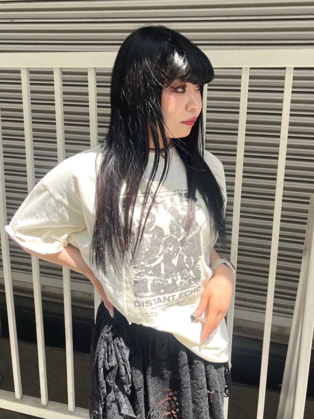 ブラック系のスカート、ホワイト系のTシャツ/カットソー、シルバー系のチョーカーを着用したレディースの夏コーディネートの4枚目の写真