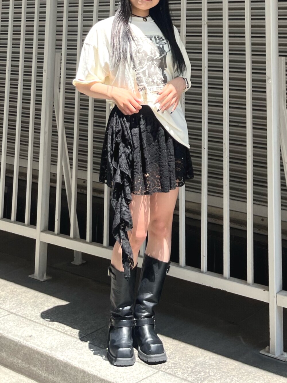 ブラック系のスカート、ホワイト系のTシャツ/カットソー、シルバー系のチョーカーを着用したレディースの夏コーディネートの7枚目の写真