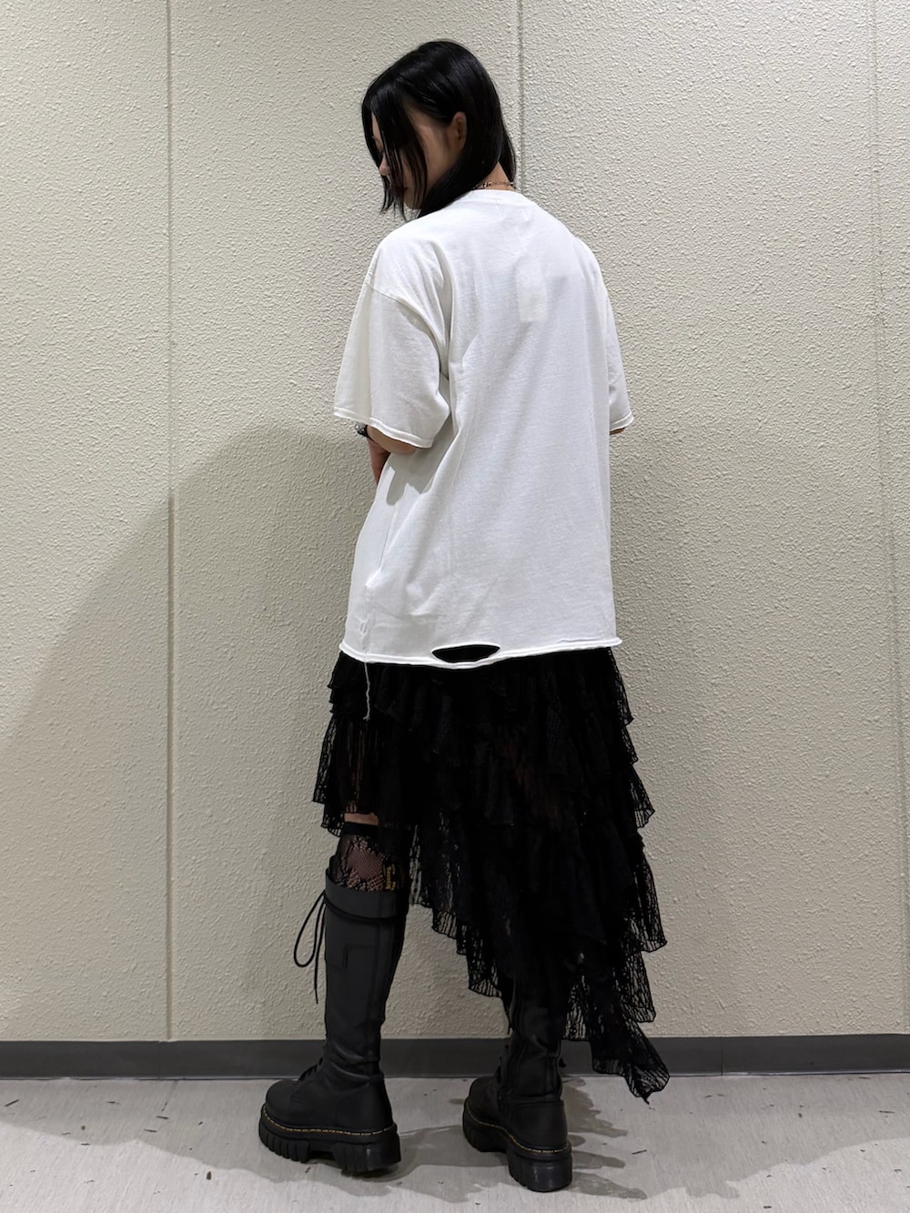 ブルー系のハンドバッグ、ホワイト系のTシャツ/カットソー、ホワイト系のスカートを着用したレディースの春コーディネートの3枚目の写真