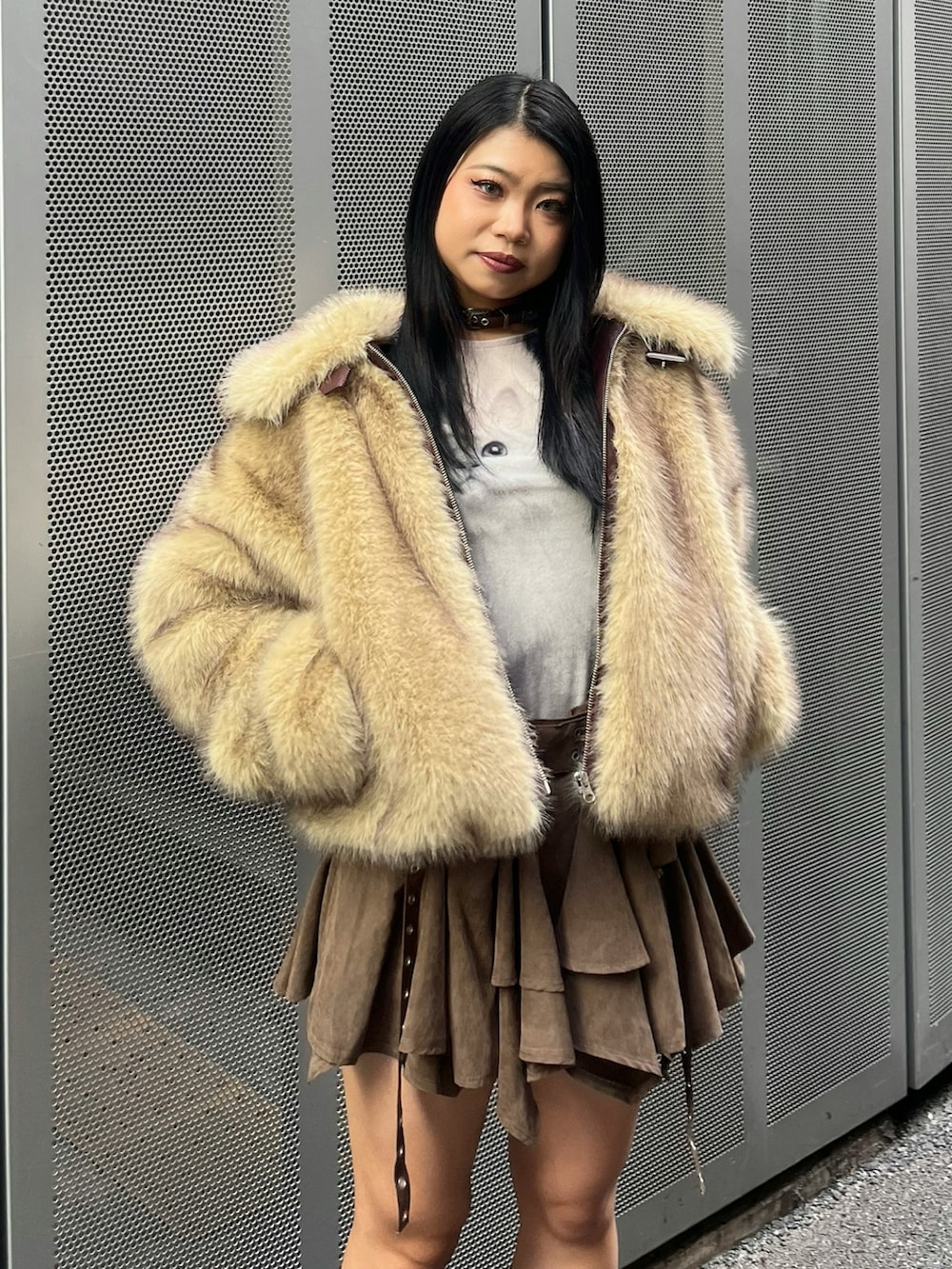 ブラウン系のスカート、ブラック系のブーツ、ベージュ系のその他アウターを着用したレディースの冬コーディネートの5枚目の写真